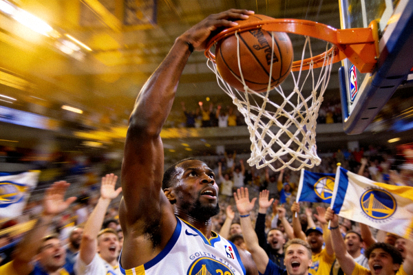 NBA篮球比赛扣篮精彩瞬间特写 - 现场观众欢呼场景