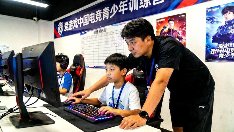 爱游戏中国电竞青少年训练营活动现场 - 专业教练指导青少年进行训练