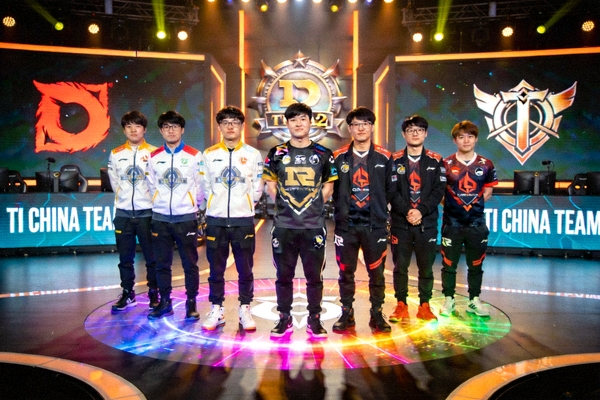 DOTA2国际邀请赛中国战队集体合影 - 选手们身着队服在舞台中央